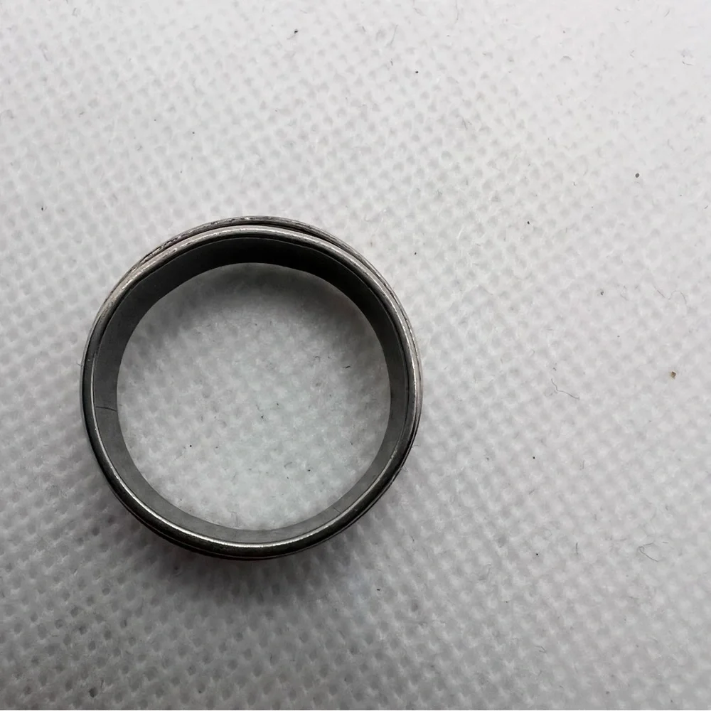 🍭6/$30 Men’s silver tone cross ring band - size 12